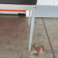 Lote 001 - Mesa de trabajo con estructura metálica y cubierta color gris - Imagen 9
