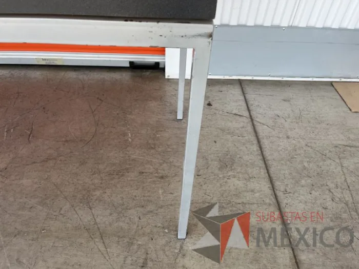 Lote 001 - Mesa de trabajo con estructura metálica y cubierta color gris - Imagen 9