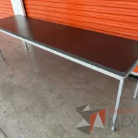 Lote 001 - Mesa de trabajo con estructura metálica y cubierta color gris - Imagen 10