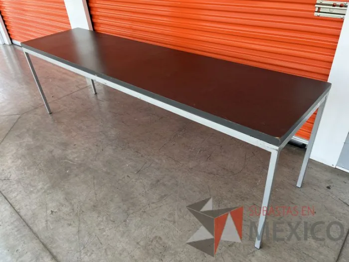 Lote 001 - Mesa de trabajo con estructura metálica y cubierta color gris - Imagen 10