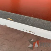 Lote 001 - Mesa de trabajo con estructura metálica y cubierta color gris - Imagen 11