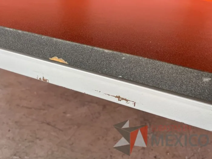 Lote 001 - Mesa de trabajo con estructura metálica y cubierta color gris - Imagen 11