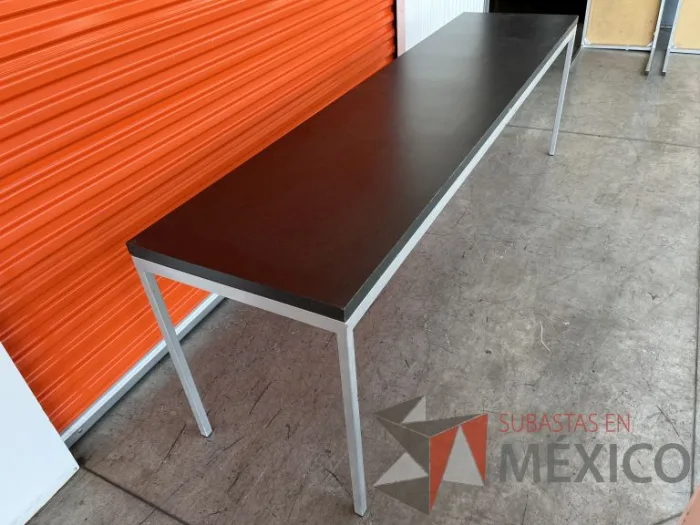 Lote 001 - Mesa de trabajo con estructura metálica y cubierta color gris - Imagen 12