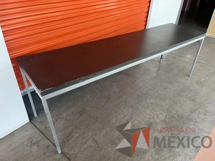 Lote 003 - Mesa de trabajo con estructura metálica y cubierta color gris - Imagen 2