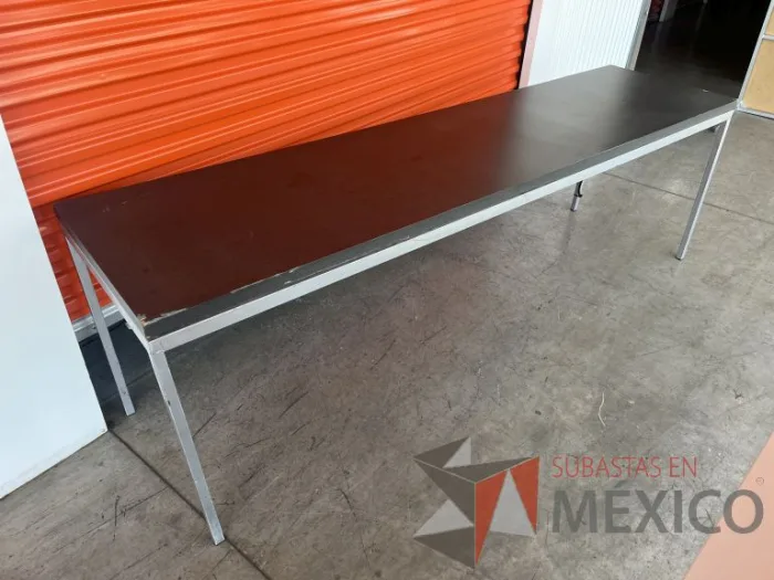 Lote 003 - Mesa de trabajo con estructura metálica y cubierta color gris - Imagen 3