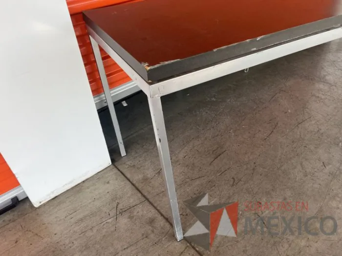 Lote 003 - Mesa de trabajo con estructura metálica y cubierta color gris - Imagen 5
