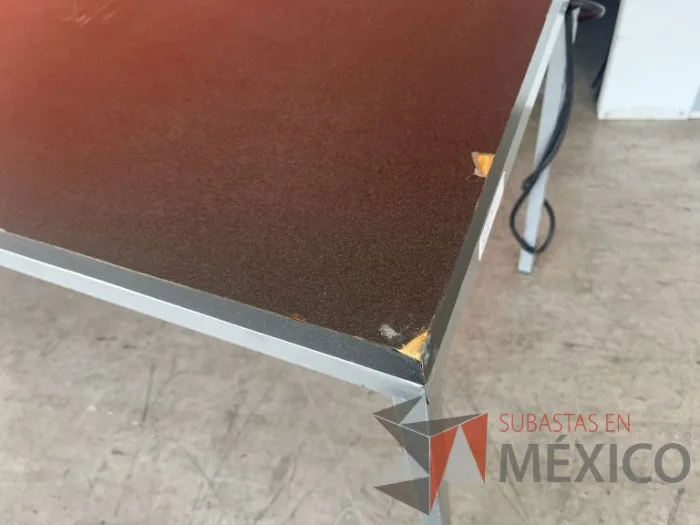 Lote 003 - Mesa de trabajo con estructura metálica y cubierta color gris - Imagen 6
