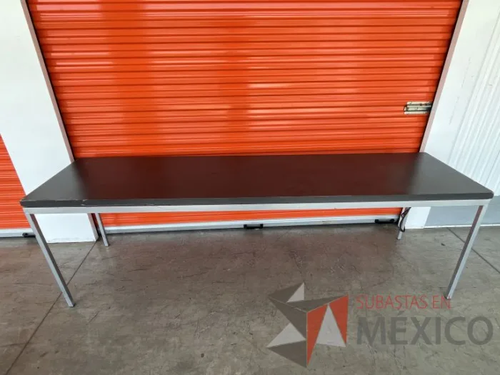 Lote 003 - Mesa de trabajo con estructura metálica y cubierta color gris