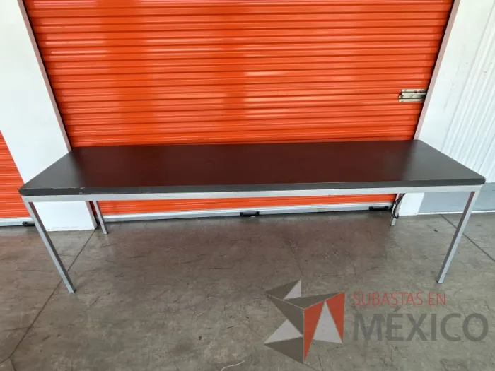 Lote 003 - Mesa de trabajo con estructura metálica y cubierta color gris - Imagen 8