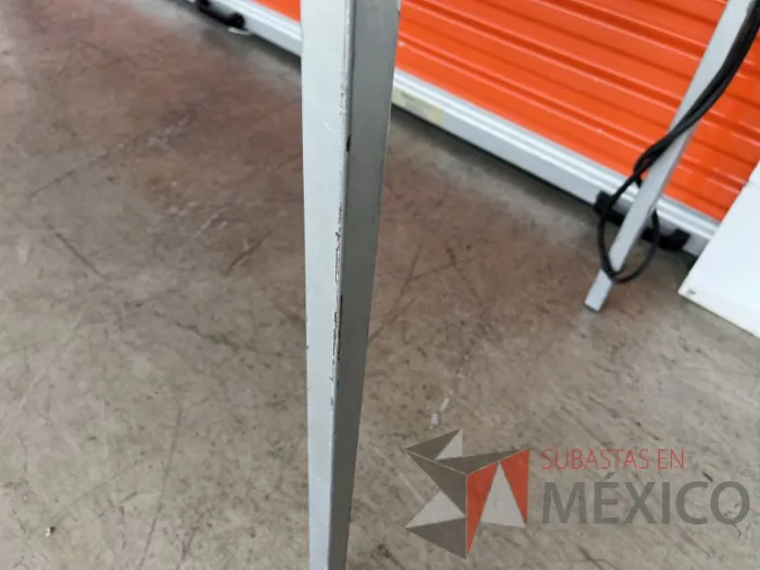 Lote 003 - Mesa de trabajo con estructura metálica y cubierta color gris - Imagen 9