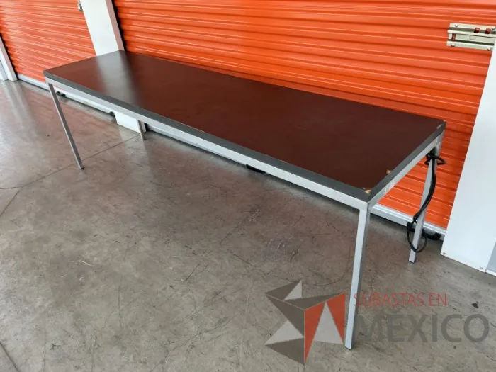 Lote 003 - Mesa de trabajo con estructura metálica y cubierta color gris - Imagen 10
