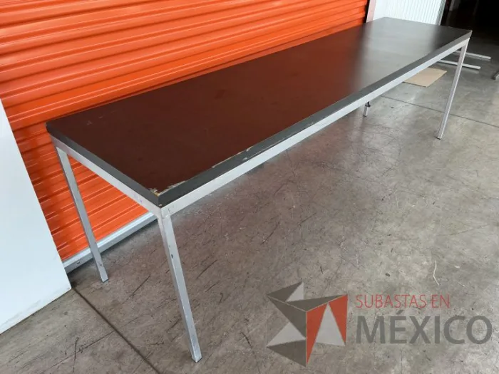 Lote 003 - Mesa de trabajo con estructura metálica y cubierta color gris - Imagen 11