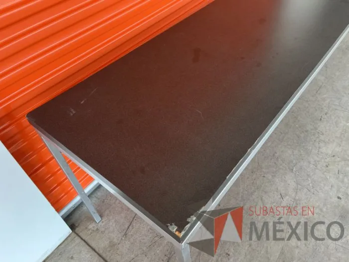 Lote 003 - Mesa de trabajo con estructura metálica y cubierta color gris - Imagen 12