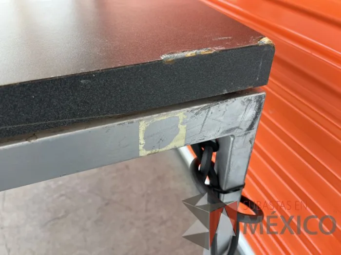 Lote 003 - Mesa de trabajo con estructura metálica y cubierta color gris - Imagen 13