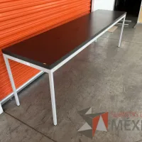 Lote 004 - Mesa de trabajo con estructura metálica y cubierta color gris - Imagen 2