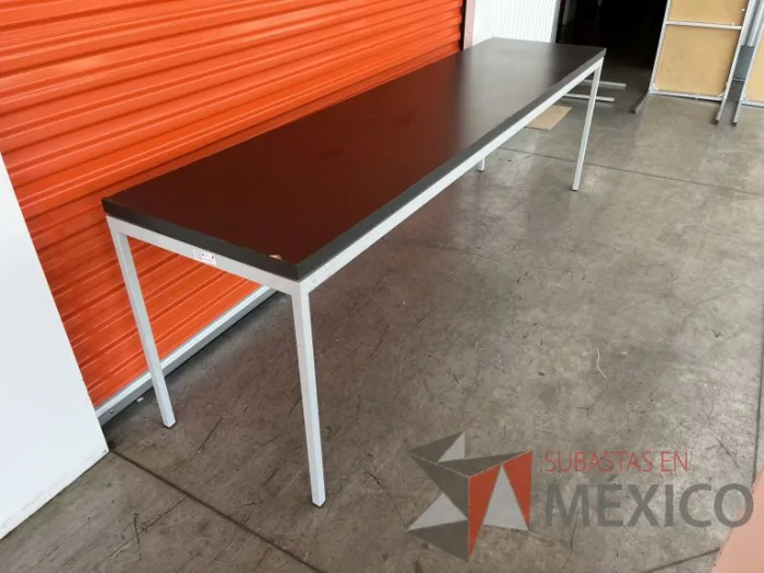 Lote 004 - Mesa de trabajo con estructura metálica y cubierta color gris - Imagen 2