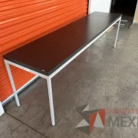 Lote 004 - Mesa de trabajo con estructura metálica y cubierta color gris - Imagen 3