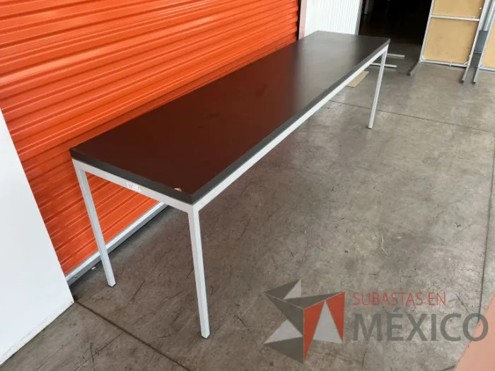 Lote 004 - Mesa de trabajo con estructura metálica y cubierta color gris - Imagen 3