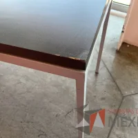 Lote 004 - Mesa de trabajo con estructura metálica y cubierta color gris - Imagen 5