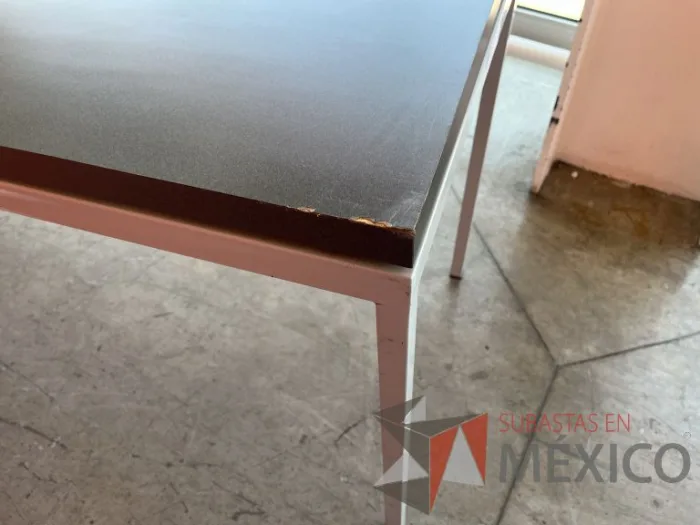 Lote 004 - Mesa de trabajo con estructura metálica y cubierta color gris - Imagen 5