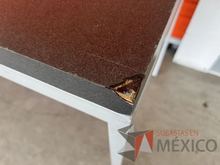 Lote 004 - Mesa de trabajo con estructura metálica y cubierta color gris - Imagen 6