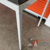 Lote 004 - Mesa de trabajo con estructura metálica y cubierta color gris - Imagen 7