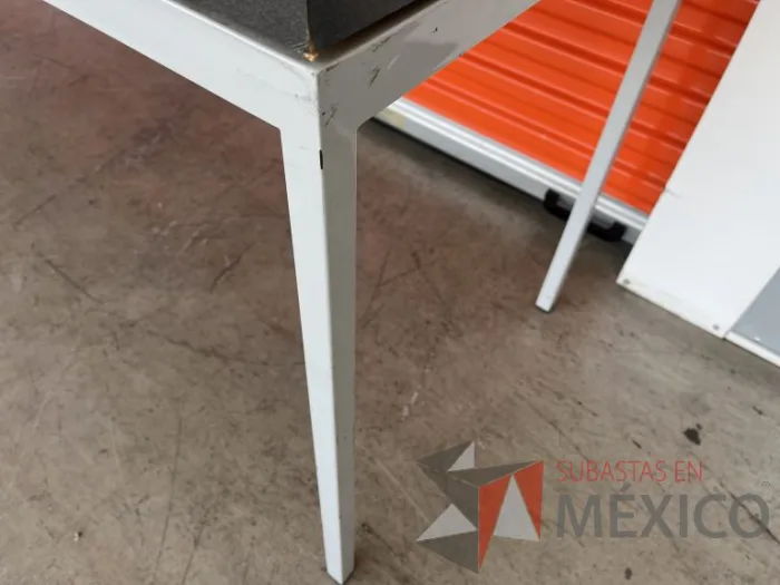 Lote 004 - Mesa de trabajo con estructura metálica y cubierta color gris - Imagen 7