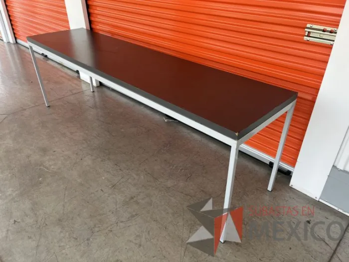 Lote 004 - Mesa de trabajo con estructura metálica y cubierta color gris - Imagen 8