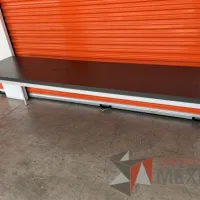 Lote 004 - Mesa de trabajo con estructura metálica y cubierta color gris - Imagen 9