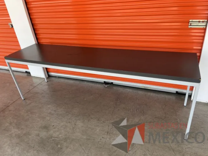 Lote 004 - Mesa de trabajo con estructura metálica y cubierta color gris - Imagen 9