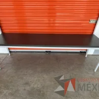 Lote 004 - Mesa de trabajo con estructura metálica y cubierta color gris