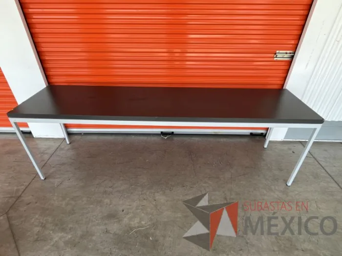 Lote 004 - Mesa de trabajo con estructura metálica y cubierta color gris