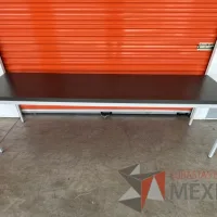 Lote 004 - Mesa de trabajo con estructura metálica y cubierta color gris - Imagen 11