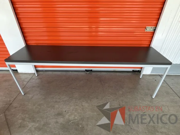Lote 004 - Mesa de trabajo con estructura metálica y cubierta color gris - Imagen 11