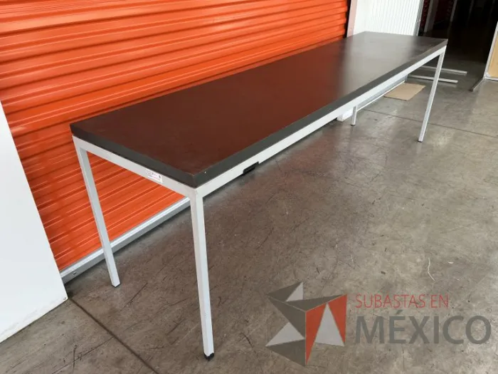 Lote 059 - Mesa de trabajo con estructura metálica y cubierta color gris - Imagen 2