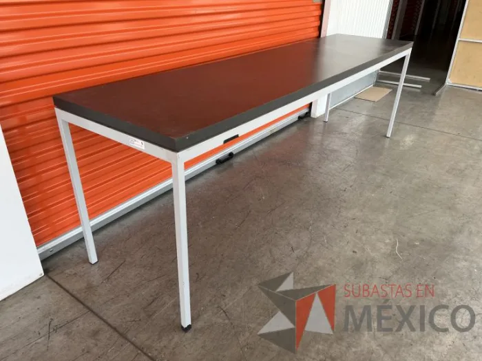 Lote 059 - Mesa de trabajo con estructura metálica y cubierta color gris - Imagen 3