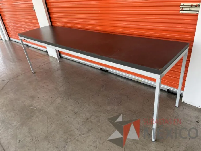 Lote 059 - Mesa de trabajo con estructura metálica y cubierta color gris - Imagen 4