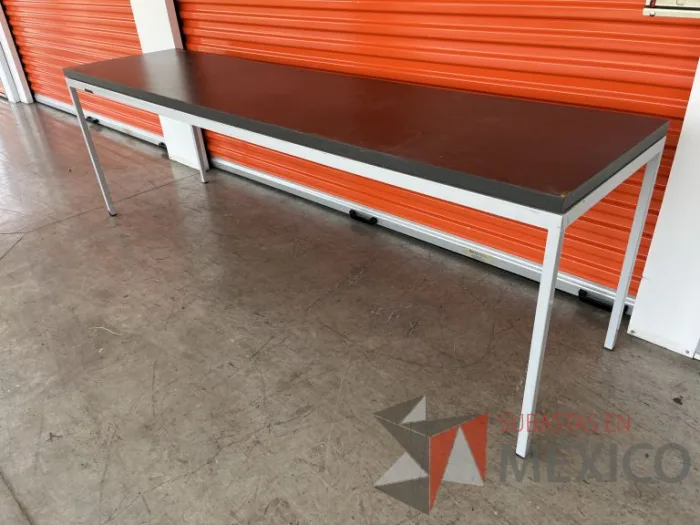 Lote 059 - Mesa de trabajo con estructura metálica y cubierta color gris - Imagen 5