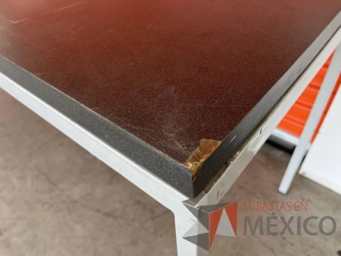 Lote 059 - Mesa de trabajo con estructura metálica y cubierta color gris - Imagen 6