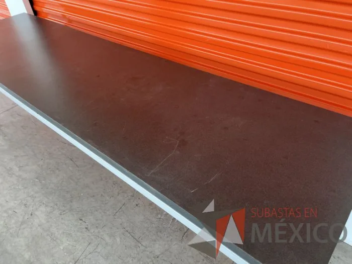 Lote 059 - Mesa de trabajo con estructura metálica y cubierta color gris - Imagen 7