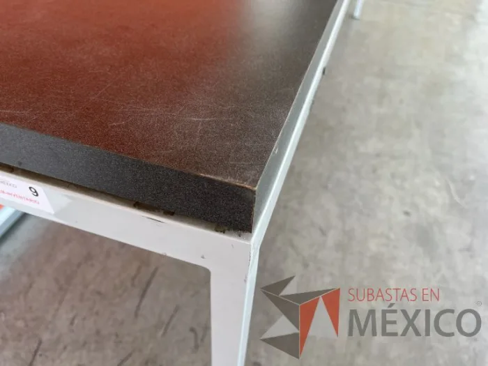 Lote 059 - Mesa de trabajo con estructura metálica y cubierta color gris - Imagen 8