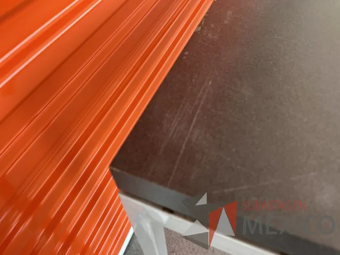 Lote 059 - Mesa de trabajo con estructura metálica y cubierta color gris - Imagen 9