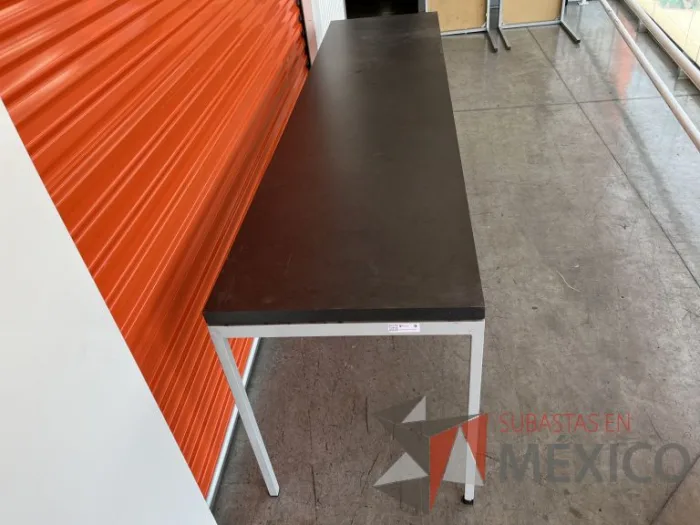Lote 059 - Mesa de trabajo con estructura metálica y cubierta color gris - Imagen 10