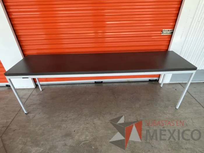 Lote 059 - Mesa de trabajo con estructura metálica y cubierta color gris