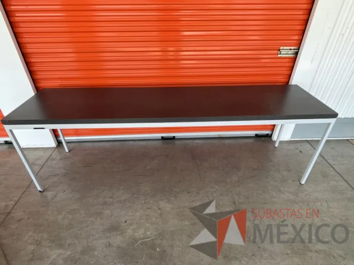 Lote 059 - Mesa de trabajo con estructura metálica y cubierta color gris - Imagen 12