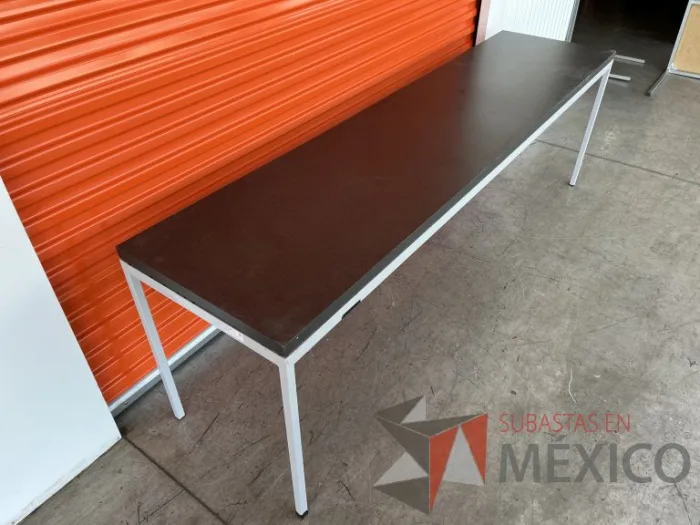 Lote 059 - Mesa de trabajo con estructura metálica y cubierta color gris - Imagen 13