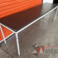 Lote 061 - Mesa de trabajo con estructura metálica y cubierta color gris - Imagen 2
