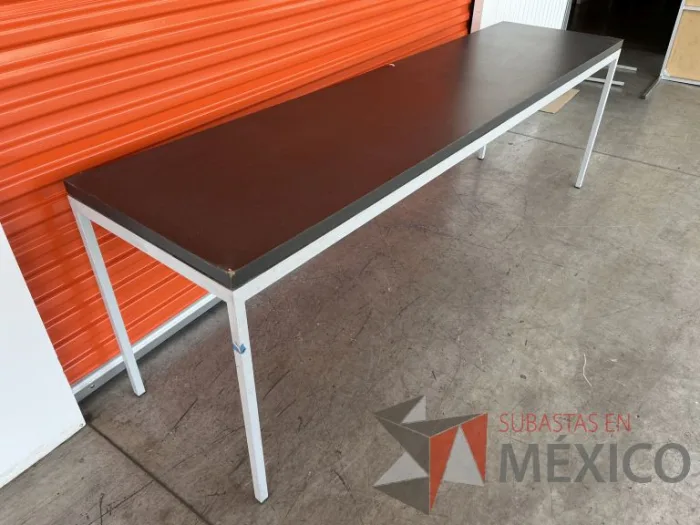 Lote 061 - Mesa de trabajo con estructura metálica y cubierta color gris - Imagen 2