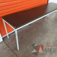 Lote 061 - Mesa de trabajo con estructura metálica y cubierta color gris - Imagen 3