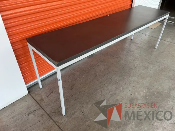 Lote 061 - Mesa de trabajo con estructura metálica y cubierta color gris - Imagen 3